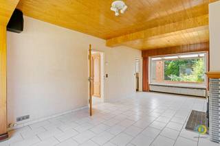 <p><span>Deze verzorgde halfopen bebouwing met garage is rustig gelegen in een gegeerde residentiële woonwijk van Vilvoorde, vlakbij het Domein Drie Fonteinen. Dankzij de nabijheid van het stadscentrum, scholen, winkels, openbaar vervoer en de vlotte verbinding naar Brussel en Antwerpen geniet u hier van een uitstekende ligging. De woning werd steeds met de grootste zorg onderhouden en is instapklaar. Wie dat wenst, kan ze verder moderniseren en naar eigen smaak inrichten. Met een gunstig EPC C, een recent geïsoleerd dak en een vernieuwde cv-ketel is ook de energetische basis alvast in orde. Via de inkomhal met gastentoilet bereikt u de lichtrijke leefruimte met grote raampartijen aan voor- en achterzijde. Aansluitend bevindt zich de keuken met toegang tot het overdekte terras en de onderhoudsvriendelijke tuin. Op de verdieping vindt u drie slaapkamers en een badkamer met douche en wastafel. De ruime zolder kan, mits het plaatsen van een vaste trap, worden ingericht als extra slaapkamer, bureau of hobbyruimte. De woning beschikt bovendien over een lange oprit, een garage en is volledig onderkelderd, waardoor er geen gebrek is aan parkeer- of bergruimte. Een ideale gezinswoning met veel potentieel op een uitstekende ligging.</span><span> </span></p>
