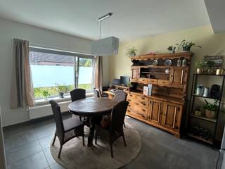 Deze woning in Herselt is rustig gelegen en biedt alle comfort voor iemand die op zoek is naar een praktische en aangename woonplek.We komen binnen...