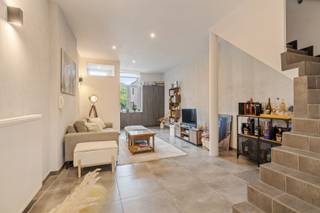 In het charmante centrum van Tielrode bieden wij deze gezellige en energiezuinige woning aan.Bij binnenkomst valt meteen de zeer ruime leefruimte op...