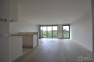 In hartje Duinenwater bevindt zich dit zonnig appartement met 2 slaapkamers en ruime terrassen. Met het centrum van Knokke op enkele passen en het strand op wandelafstand is dit een ideale uitvalsbasis voor een tweede verblijf of hoofdverblijf aan de kust.<br /><br />Via de inkom komen we in de lichtrijke, ruime woonkamer met uitgeruste keuken. De woonkamer geeft uit op ruime en zongerichte terrassen, die een prachtig open zicht bieden op de groene omgeving. Er is een apart toilet en ruime berging met aansluiting voor wasmachine en droogkast. Verder zijn er 2 slaapkamers en een badkamer met inloopdouche en ligbad.<br /><br />In het gebouw is er een fietsenberging en mogelijkheid tot het aankopen van een staanplaats.<br />Ook is er een gemeenschappelijke fietsenberging voor 2 fietsen.<br /><br /><span>Een bezoek ter plaatse wordt sterk aangeraden en is steeds mogelijk op afspraak! Contacteer ons vandaag nog om uw afspraak vast te leggen via +32 (0)50 66 20 20.</span>