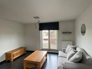 Dit appartement is gelegen op de eerste verdieping en bereikbaar met de trap.<br /><br />Via de inkomdeur komen we in de woonkamer met open keuken. <br />De keuken is voorzien van een koelkast, vaatwasser, microgolfoven en een keramische kookplaat.<br />Achter de woonkamer ligt het terras waar het heerlijk zitten is.<br /><br />Verder hebben we nog twee slaapkamers, een berging, badkamer met een bad-douche combinatie en een toilet.<br /><br />In de kelder beschik je nog over een kelderberging van +-16m². De carport met fietsenberging is inbegrepen in de huurprijs.<br /><br />De gemeenschappelijke kosten zijn inbegrepen in de totale huurprijs van 850 euro.<br /><br />Beschikbaar vanaf 1/8/26.<br /><br />De troeven:<br /><br />- Rustige ligging<br />- Terras<br />- Carport<br />- Grote kelderberging<br /><br />Heb je interesse? Stel je dan kandidaat via onze website www.immovl.be en druk op de knop<strong> 'IK WENS EEN BEZOEK!'</strong>