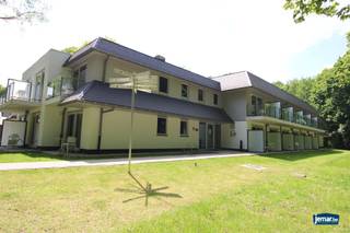 Bent u op zoek naar een tweede verblijf? Dit modern appartement is gelegen in het schitterende vakantiedomein Hengelhoef en is voorzien van alle...