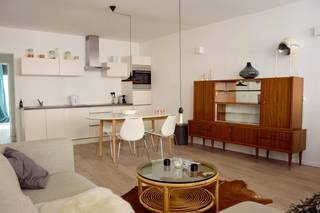 Smaakvol <strong>GEMEUBELD</strong> appartement op de 2de verdieping van een karaktervol gebouw, gelegen in een zijstraat van het charmante Hendrik Conscienceplein. Op een steenworp afstand van de Grote Markt, de Groenplaats en de Scheldekaaien.<em><strong> </strong></em><br /><br /><strong>Indeling:</strong><em><strong> </strong></em>ruime living op parket met volledig ingerichte open keuken; badkamer op keramisch leisteen met ligbad; lavabo; toilet en handdoekdroger; ruime slaapkamer op parket.<br /><br /><strong>Bijzonderheden:</strong>
<ul>
<li>Parlofoon.</li>
<li>Wasmachine aanwezig in badkamer.</li>
<li>ServiceKosten €250,-/maand (gas, water, electriciteit, tv, internet en verzekering)</li>
<li>Mogelijkheid tot huren parkeerplaats in publieke parking op 5 min. wandelafstand.</li>
<li>EPC: A</li>
<li>Beschikbaar: vanaf 1 augustus</li>
</ul>