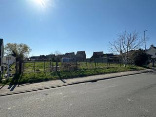 <p><span>In een strategisch gelegen zijweg van de grote baan hebben wij deze bouwgrond te koop. </span></p><p><span>Erpe is zeer goed gelegen in de omtrek rond de stad Aalst. </span></p><p><span> </span></p><p><span>De bouwgrond meet 935,32 m² en is geschikt voor een halfopen bebouwing. </span></p><p><span>Bouwvoorschriften op aanvraag. </span></p><p><span> </span></p><p><span>Voor meer informatie en/of een bezoek, contacteert u Didier van Immo Zone op het nummer 0476/ 73. 17. 99.</span></p><p><span> </span></p>