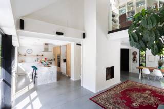 Welkom in deze stijlvolle vrijstaande villa, gelegen op een prachtig perceel van maar liefst 3.602 m² aan de Kalmthoutsesteenweg 28 in Kapellen. Deze recent gerenoveerde woning combineert hedendaags wooncomfort met rust, ruimte en een uitzonderlijke groene omgeving.<br /><br />Bij het betreden van de woning valt meteen de doordachte indeling op. Op het gelijkvloers bevinden zich drie volwaardige slaapkamers, met daarnaast de mogelijkheid om eenvoudig een extra badkamer te creëren. Ideaal voor gezinnen of wie levenslang comfortabel wil wonen.<br /><br />De volledig vernieuwde trap brengt u naar de eerste verdieping, waar de royale master bedroom een echte privésuite vormt voorzien van een ruime dressing. Aansluitend bevindt zich de luxueuze badkamer, uitgerust met een ruime inloopdouche en een vrijstaand ligbad. Vanuit de badkamer geniet u van een prachtig, rustgevend uitzicht over de achterliggende tuin. Op deze verdieping vindt u bovendien een gezellige lees- of ontspanningshoek, perfect als rustige plek om even tot uzelf te komen.<br /><br />Ook de leefruimtes werden met veel zorg vernieuwd. De moderne keuken is volledig uitgerust en voorzien van alle hedendaags comfort. Zowel vanuit de keuken als vanuit de eet- en leefruimte zorgen de grote raampartijen voor een overvloed aan natuurlijk licht en een prachtig zicht op de indrukwekkende tuin.<br /><br />Buiten geniet u van een zuidgerichte tuin die alle troeven biedt voor wie houdt van rust en buitenleven. Het verwarmde zwembad, de volwassen bomen en de uitgestrekte groene omgeving creëren een uitzonderlijk gevoel van privacy en vakantie in eigen huis. De verzorgde voortuin biedt bovendien voldoende parkeergelegenheid voor meerdere wagens.<br /><br />Een instapklare villa waar ruimte, licht, comfort en natuur op harmonieuze wijze samenkomen, gelegen op een uitstekende locatie in Kapellen.<br /><br />Interesse?<br />Contacteer LISTED voor een bezoek: +32 3 283 51 51.