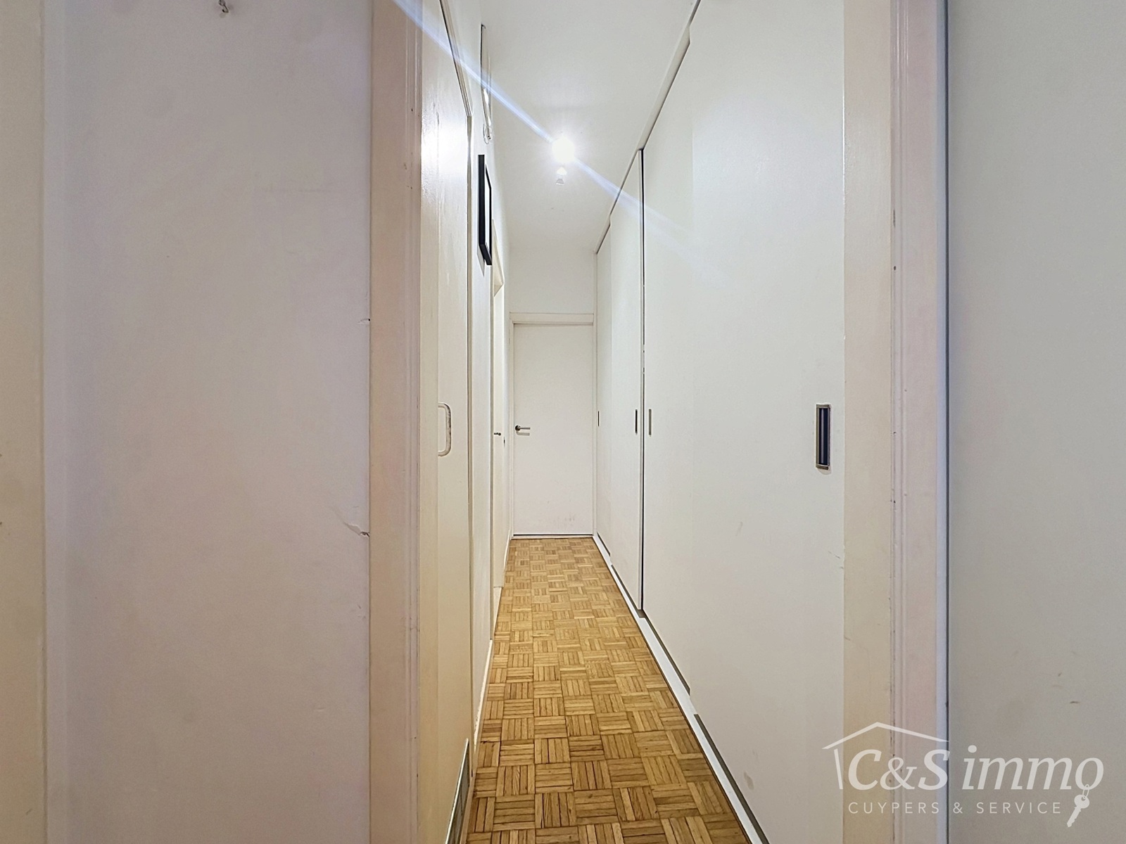 Lichtrijk gelijkvloers appartement met 2 kamers en tuin - foto 4