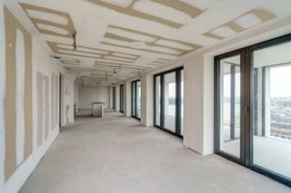 <p>Interesse? Plan zelf online je bezoek in via deze link.</p>
<p>Alle relevante keuringen en wettelijke attesten kan u downloaden via onze website.<br />Vragen? Neem contact op met ivory@copandi.be of via +32 15 79 05 50.<br /><br /><strong>Exclusief nieuwbouwappartement met panoramisch uitzicht – 19e verdieping, Nieuw Zuid, Antwerpen</strong></p>
<p>Dit exclusieve casco + nieuwbouwappartement (2024), gelegen in het prestigieuze Nieuw Zuid, combineert hedendaagse luxe met stedelijke charme. Het gebouw is ontworpen door de gerenommeerde architect Max Dudler en bevindt zich op wandelafstand van de Gedempte Zuiderdokken, het Museum voor Schone Kunsten, de Marnixplaats en tal van trendy restaurants en cafés. Hier beleeft u het beste dat Antwerpen te bieden heeft.</p>
<p>Op de 19e verdieping geniet dit lichtrijke appartement van een panoramisch uitzicht over de stad en de Schelde, met zicht op iconische monumenten zoals de Onze-Lieve-Vrouwekathedraal, het Centraal Station, het Havenhuis, het Museum voor Schone Kunsten en het Justitiepaleis. Grote raampartijen zorgen voor een overvloed aan natuurlijk licht, wat de ruimtes een open en luchtige sfeer geeft. Met een royale woonoppervlakte van bijna 180 m² en een ruim terras en 2 overdekte winterterrassen samen goed voor 43 m², gaat het hier om een uniek aanbod dat dag en nacht weet te imponeren.</p>
<p>Het appartement wordt casco verkocht en kan naar eigen smaak verder worden afgewerkt, desgewenst volgens de interieurplannen van de bekende architect Pieter Van Renterghem. Bovendien gaat het om een energiezuinig appartement met EPB-label A, volledig conform de huidige normen. De elektriciteit is conform, overal is vloerverwarming voorzien, er is een performant ventilatiesysteem D+, en in zowel de woonkamer als de masterbedroom zijn reeds de leidingen voorzien voor een aircosysteem. Dankzij deze moderne technieken geniet u van een optimaal wooncomfort met een minimale ecologische voetafdruk.</p>
<p>De prijs is inclusief twee kelderbergingen, beide voorzien van een stopcontact. Daarnaast zijn er twee autostaanplaatsen met elektrische laadpunten beschikbaar à 45.000 €/stuk.</p>
<p><strong>INDELING: </strong></p>
<p>De inkomhal (4 m²) geeft toegang tot een gastentoilet (1 m²). De ruime living met open keuken (68 m²) vormt het hart van het appartement en baadt in natuurlijk licht dankzij de grote raampartijen. Het appartement beschikt over twee slaapkamers (15 m² en 10 m²), een badkamer van 7 m² en een tweede badkamer van 5 m², ideaal voor extra comfort. Uniek zijn de drie terrassen van respectievelijk 25 m², 9 m² en 9 m². Samen bieden ze een ruime buitenbeleving met een van de mooiste uitzichten van Antwerpen.</p>
<p>Dit appartement is een absolute buitenkans voor wie op zoek is naar een combinatie van luxe, ruimte, energiezuinigheid en een onovertroffen uitzicht in het hart van Antwerpen.</p>
<p>✅ Luxe casco-appartement op de 19e verdieping<br />✅ Ontworpen door architect <strong>Max Dudler</strong><br />✅ Gelegen in <strong>Nieuw Zuid</strong>, op wandelafstand van cultuur, horeca en recreatie<br />✅ Panoramisch zicht op Schelde én alle belangrijke monumenten van Antwerpen<br />✅ Twee slaapkamers en twee badkamers<br />✅ Royale leefruimte van 68 m²<br />✅ Drie terrassen met samen 43 m² buitenruimte<br />✅ Inclusief <strong>2 kelderbergingen</strong>, elk voorzien van een stopcontact<br />✅ <strong>2 autostaanplaatsen met elektrische laadpunten</strong> beschikbaar à <strong>45</strong><strong>.000 €/stuk</strong></p>