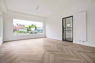 <p>Op zoek naar een woning waar je meteen je koffers kunt uitpakken? Welkom in de Wilgenstraat 3 te Kapellen!</p>
<p>Deze volledig gerenoveerde open bebouwing combineert ruimte, comfort en energiezuinig wonen op een uitstekende manier. De lichtrijke leefruimte vloeit naadloos over in de moderne open keuken, het ideale decor voor gezellige familiemomenten en etentjes met vrienden. Aansluitend vind je een praktische wasplaats met ingemaakte kasten, zodat alles netjes opgeborgen blijft.</p>
<p>Op het gelijkvloers bevindt zich bovendien een afzonderlijk bureau. Perfect voor wie regelmatig thuiswerkt, maar evengoed ideaal als speelkamer, hobbyruimte of extra slaapkamer.</p>
<p>Met maar liefst vier volwaardige slaapkamers is er ruimte genoeg voor het hele gezin. De twee stijlvolle badkamers zorgen ervoor dat de ochtendspits voortaan een stuk vlotter verloopt.</p>
<p>Ook op vlak van comfort en energie scoort deze woning uitstekend. Dankzij de aanwezige airconditioning geniet je tijdens warme zomerdagen van een aangenaam binnenklimaat, terwijl de zonnepanelen bijdragen aan een lagere energiefactuur.</p>
<p>Buiten wacht een gezellige tuin waar kinderen naar hartenlust kunnen spelen en waar je volop kunt genieten van zonnige dagen. De garagebox biedt daarnaast plaats voor je wagen en extra bergruimte.<br /><br /></p>
<p><strong>Troeven:</strong></p>
<p><b>- </b>Volledig gerenoveerde open bebouwing</p>
<p>- 4 ruime slaapkamers</p>
<p>- Praktische wasplaats met ingemaakte kasten</p>
<p>-Bureau op het gelijkvloers</p>
<p>-Garagebox<br /><br />-vraagprijs=richtprijs<br /><br />Een woning waar ruimte, comfort en energiezuinigheid hand in hand gaan. Hier hoef je enkel nog thuis te komen en te genieten.<br />Benieuwd? Plan snel je bezoek en ontdek zelf de charme van deze instapklare gezinswoning in Kapellen.<br /><br />Attesten (EPC, asbest, EK) zijn beschikbaar via onze website: https://jamar.immo/<br />Wg – Vg – Gvkr – Gvv – Gmo – Geen overstromingsgevoelig gebied – Geen Worg</p>