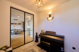 Ontdek dit volledig gerenoveerd landhuis waar comfort en energiezuinig wonen centraal staat.Dankzij de totaalrenovatie geniet je van een gunstig EPC...