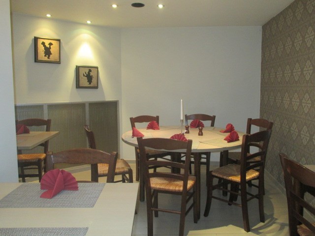 Zeer centraal gelegen opbrengsteigendom in hartje Sint-Eloois-Vijve! - foto 4