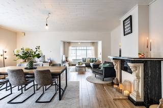 <p>Bent u op zoek naar een instapklare woning met tuin op een rustige locatie in Erembodegem (Aalst)? Deze halfopen bebouwing beschikt over een gezellige tuin, garage en ruime oprit. Dankzij de ligging in de Hekelgemstraat woont u rustig, terwijl zowel het centrum van Aalst als Affligem vlakbij liggen. Ook scholen, winkels en openbaar vervoer zijn vlot bereikbaar.<span></span></p>
<p>Het Kluizenbos ligt op slechts enkele minuten wandelen en is een mooie extra troef voor wandel- en sportliefhebbers.</p>
<p>Een ideale woning voor koppels of gezinnen die op zoek zijn naar charme, gezelligheid en een aangename woonomgeving.</p>
<span>Indeling<br /></span><br />We komen binnen in de lichtrijke inkomhal dewelke ons naar de gezellige woonkamer begeleidt. Naast de woonkamer vinden we de ruime eetkamer met prachtige sierhaard. We lopen verder naar de keuken en de achterliggende veranda met berging en toilet. Vanuit de veranda heb je zicht op het terras en de goed onderhouden gezellige, zuidgeoriënteerde tuin. Ideaal om helemaal tot rust te komen! <br /><br />Op het eerste verdiep vinden we 2 ruime kamers en een vernieuwde badkamer met inloopdouche, ligbad en toilet.<br />De badkamer werd volledig vernieuwd in 2023.<br /><br />De zolderverdiep (40m²) geeft de mogelijkheid om nog 1 à 2 extra kamers te voorzien. <br /><br /><span>Extra troeven:</span> gunstig EPC - Nieuwe verwarmingketel - elektriciteit conform - rustige omgeving <br />
<p><span>Interesse? Contacteer ons vandaag nog voor een bezoek ter plaatse!</span></p>
<p>info@impromove.be - 02 887 80 56</p>