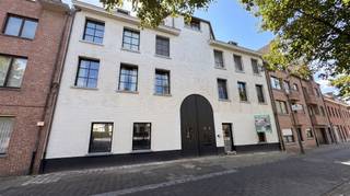 <p>Ruim en comfortabel gelijkvloers nieuwbouwappartement met hoge plafonds, één slaapkamer en een grote zuidgerichte tuin van ca. 124 m² met terras. Dankzij de grote raampartijen geniet u van veel natuurlijke lichtinval en een aangenaam gevoel van ruimte.</p><p>Via de inkomhal komt u rechtstreeks in de ruime leefruimte met open keuken. De berging is vanuit de leefruimte bereikbaar en beschikt over aansluitingen voor wasmachine en droogkast, extra opbergruimte en de binnenunit van de lucht-waterwarmtepomp.</p><p>Vanuit de keuken geeft een deur toegang tot de badkamer, het toilet en de slaapkamer. De badkamer is voorzien van een dubbele lavabo en douche. De slaapkamer bevindt zich achteraan en beschikt over een grote schuifdeur met driedubbele beglazing, die een directe verbinding vormt met het terras en de ruime tuin.</p><p>Het appartement beschikt over vloerverwarming, aluminium ramen,  een lucht-waterwarmtepomp en ventilatiesysteem D. Het E-peil is A+. Er is tevens een gemeenschappelijke fietsenberging.</p><p>De ligging is een belangrijke troef: vlak bij het centrum van Turnhout, winkels, horeca en dagelijkse voorzieningen. Parking Le Bon bevindt zich aan de overkant van de straat en biedt extra parkeergemak.</p><p>2% registratierecht mogelijk indien u voldoet aan de voorwaarden voor de enige eigen woning.</p><p>Kelderberging van 9,5 m² optioneel aan te kopen voor € 9.000.</p>