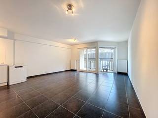 Centraal gelegen appartement met zijdelings zeezicht, midden in het commerciële centrum.Indeling: Inkomhal met gastentoilet. Lichte woonkamer met...