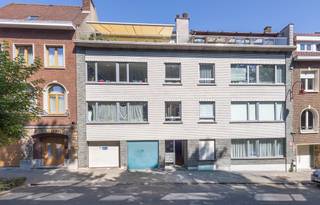 <p>Op zoek naar een comfortabel en lichtrijk appartement met ruime terrassen? Dit mooie penthouse bevindt zich op de derde en laatste verdieping van een kleinschalig gebouw met lift. Het appartement geniet van veel lichtinval, een mooi groen uitzicht en aangename buitenruimtes.</p><p> </p><p>Bij het binnenkomen komt u in een ruime inkomhal met ingebouwde kasten. De leefruimte is royaal en lichtrijk en sluit aan op de volledig ingerichte keuken. Vanuit de leefruimte heeft u toegang tot een groot terras. Ook aan de andere zijde van het appartement bevindt zich een ruim terras, waardoor u op verschillende momenten van de dag van de buitenruimte en het groene uitzicht kunt genieten. De veranda zorgt bovendien voor een aangename extra leefruimte.</p><p> </p><p>Het appartement beschikt over twee slaapkamers, eveneens voorzien van ingebouwde kasten. Verder zijn er een badkamer met ligbad, een aparte douchekamer en een afzonderlijk toilet.</p><p> </p><p>Bij het appartement hoort eveneens een privatieve kelder. </p><p>Er is bovendien de mogelijkheid om een garagebox aan te kopen voor € 26.500.</p><p> </p><p>De ligging in Sint-Agatha-Berchem is bijzonder praktisch, met openbaar vervoer, winkels en andere voorzieningen in de nabije omgeving. Een fijne plek voor wie rustig en comfortabel wil wonen, zonder de bereikbaarheid uit het oog te verliezen.</p><p> </p><p>Een aangenaam penthouse met veel licht, twee ruime terrassen, groen uitzicht en een praktische ligging.</p><p>Interesse? Plan uw bezoek via de website van Living Stone.</p>