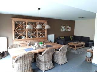 <p><span>Recente woning in rustige omgeving</span></p><p><span>Deze charmante woning in landelijke stijl combineert hedendaags wooncomfort met een rustige ligging en een energiezuinige afwerking. Een ideale thuis voor wie op zoek is naar comfortabel en zorgeloos wonen. </span></p><p><span>De woning is gelegen in een bijzonder rustige, aangename omgeving en bevindt zich toch op korte afstand van het centrum, winkels, scholen en andere voorzieningen.</span></p><p><span>Bij het binnenkomen wordt u verwelkomd in de inkomhal dewelke overgaat tot een ruime en licht rijke leefruimte, die dankzij de grote raampartijen een prachtig uitzicht biedt op de zuid gerichte tuin. Voor extra wooncomfort is de living uitgerust met airconditioning.</span></p><p><span>De moderne, volledig ingerichte keuken is voorzien van een prachtig composieten werkblad en alle noodzakelijke toestellen, waardoor koken een waar plezier wordt.</span></p><p><span>De woning telt drie volwaardige slaapkamers. De ruime master bedroom beschikt eveneens over airconditioning. Alle slaapkamers zijn uitgerust met horren en beschikken over een aansluiting voor televisie en internet. De badkamer is stijlvol ingericht en voorzien van een comfortabele inloop douche en dubbele lavabo.</span></p><p><span>Op het vlak van energiezuinigheid scoort deze woning uitstekend dankzij de aanwezigheid van zonnepanelen, wat resulteert in een lager energieverbruik en een lagere energiefactuur.</span></p><p><span>Ook praktisch is deze woning volledig uitgerust. Zo beschikt u over een garage met een elektrische sectionale poort. De ramen zijn voorzien van draperieën en horren, alle verlichtingsarmaturen zijn reeds geplaatst en bovendien is er een grasmachine aanwezig voor het onderhoud van de tuin.</span></p><p><span>De zonnige, zuid gerichte tuin vormt de ideale plek om in alle rust te genieten van het buitenleven en sluit naadloos aan op de leefruimte.</span></p><p><span>Kortom, deze recente en uitstekend onderhouden woning biedt alle hedendaagse comfort, een energiezuinige inrichting en een rustige ligging, terwijl u toch geniet van een vlotte bereikbaarheid naar het centrum. Een ideale thuis voor wie op zoek is naar comfortabel en zorgeloos wonen.</span></p><p><span> </span></p><p><span>Verdere info of een bezoek ter plaatse contacteer Immo Twins 052/55.55.55 of info@immotwins.be</span></p>