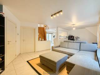 Instapklaar duplexappartement met <strong>DRIE VOLWAARDIGE SLAAPKAMERS, TWEE AANGENAME ZONNETERRASSEN EN PRIVATE GARAGE</strong>, ideaal gelegen in het <strong>HART VAN ZOTTEGEM</strong> op wandelafstand van station, scholen en winkels. Deze eigendom verkeert in goede staat en beschikt over een <strong>GUNSTIG EPC-LABEL B</strong>. De lichtrijke leefruimte <strong>MET OPEN KEUKEN</strong> sluit naadloos aan op het <strong>ZONNIGE TERRAS</strong>, waar het heerlijk vertoeven is in een rustige setting, ondanks de centrale ligging. De duplexindeling biedt <strong>EXTRA RUIMTE EN PRIVACY</strong>, wat zowel gezinnen als investeerders zal aanspreken. Dankzij de <strong>INBEGREPEN GARAGE</strong> is parkeren zorgeloos, een niet te onderschatten troef in een stadsomgeving. Het appartement is <strong>MOMENTEEL VERHUURD</strong>, waardoor het meteen rendement oplevert en zich uitstekend leent als <strong>STABIELE INVESTERING</strong>.<br /><br />Adres: Van Aelbrouckstraat 44 te Zottegem<br /><br />Geen renovatieplicht.