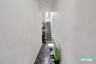 Bent u op zoek naar een ruime stadswoning met tal van mogelijkheden? Dan is deze woning in de Selderstraat ongetwijfeld een bezoek waard. Gelegen in Antwerpen-Noord geniet u van een uitstekende bereikbaarheid met winkels, scholen, openbaar vervoer en belangrijke invalswegen in de onmiddellijke omgeving. Ook het Park Spoor Noord, een van de grootste en populairste stadsparken van Antwerpen, bevindt zich op korte afstand en biedt tal van recreatieve mogelijkheden. Daarnaast liggen ook het Lobroekdok en het Kattendijkdok vlakbij, ideaal voor een wandeling of fietstocht.<br /><br />We betreden de woning via de inkomhal met vaste trap. Op het gelijkvloers bevindt zich de gezellige leefruimte met aansluitend de keuken. Vanuit de keuken heeft u rechtstreeks toegang tot de gezellige koer. Aan de koer bevindt zich een badkamer met douche en toilet.<br /><br />Op de eerste verdieping vinden we een ruime slaapkamer met aansluitend een tweede keuken. Deze ruimte biedt de mogelijkheid om de bestaande keuken om te vormen tot een extra badkamer, waardoor de woning nog beter kan worden afgestemd op uw woonwensen.<br />De tweede verdieping beschikt over 2 volwaardige slaapkamers en de derde verdieping is ingericht met een volwaardige slaapkamer en een aparte badkamer.<br /><br />Al bij al een woning met een comfortabele indeling en tal van mogelijkheden voor grotere gezinnen, samengestelde gezinnen of wie op zoek is naar extra ruimte.<br /><br />Troeven:<br />Ruime woning verdeeld over meerdere verdiepingen.<br />4 volwaardige slaapkamers.<br />2 badkamers.<br />Gezellige koer.<br />Alle ramen vernieuwd in PVC met dubbele beglazing.<br />Centrale ligging nabij Park Spoor Noord, winkels, scholen en openbaar vervoer.<br />Tal van mogelijkheden voor eigen bewoning of als investering.<br /><br />Een verrassend ruime woning met een uitstekende ligging en veel potentieel. Contacteer ons vandaag nog voor een bezoek.