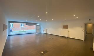 <p><span>Commercial space on the periphery of Leuven.</span></p><p><span> </span></p><p><span>Located on the Tervuursevest in Leuven, this commercial property enjoys excellent visibility and easy access thanks to its position along major access roads. With 205 m² of usable floor space, it offers entrepreneurs complete freedom to develop their concept. </span></p><p><span>Inside, you will find three spacious, open areas filled with natural light and featuring high ceilings, creating a pleasant and professional atmosphere. A practical kitchen is available, and the sanitary facilities are fully equipped. A large gate further enhances the practicality of the space.</span></p><p><span> </span></p><p><span>Don't miss this unique opportunity!!! </span></p><p><span>View our full offer on www.ap-p.be</span></p><p><span> </span></p>