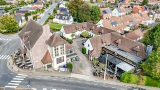 Bent u op zoek naar een rendabele vastgoedinvestering met onmiddellijke opbrengst? Dan is deze uitzonderlijke opbrengsteigendom in Roeselare een unieke kans.<br />Deze investeringsopportuniteit omvat enerzijds het hotel gelegen in de Groene-Herderstraat 171 en anderzijds de gekende horecazaak Oli's House, gelegen in de Hoogstraat 186. Dankzij deze combinatie van logies en horeca geniet u van een interessante spreiding binnen één investering, op strategische locaties in Roeselare.<br /> <br />De horecazaak is op heden verhuurd, wat zorgt voor een stabiele en onmiddellijke huurinkomst vanaf de dag van aankoop. Daarnaast beschikt het hotel over twaalf kamers, die op heden in eigen beheer verhuurd worden via airbnb. <br /><br />De combinatie van een hoteluitbating en een gevestigde horecazaak creëert een sterke investeringsbasis en beperkt het risico dankzij de spreiding over verschillende commerciële activiteiten. Bovendien beschikken de eigendommen over een gemeenschappelijke parking, wat een belangrijke meerwaarde biedt voor zowel klanten, bezoekers als uitbaters.<br /><br />Wenst u meer informatie over deze interessante opbrengsteigendom of een bezoek ter plaatse? Contacteer ons gerust, wij helpen u graag verder.<br /><br />De vermelde prijs is een richtprijs. Elk bod wordt voorgelegd aan de eigenaar, die zich het recht voorbehoudt om een bod al dan niet te aanvaarden.<br /><br />Neem voorsprong met een vrijblijvende schatting via:<br />www.residentievastgoed.be/gratisonlineschatten