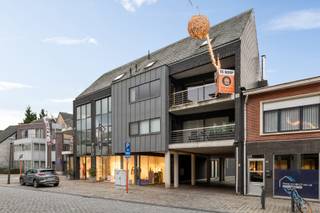 Ruim appartement met 3 volwaardige slaapkamers en 2 terrassen in het hartje van Herentals.Indeling en omschrijving:Via de inkomhal betreden we dit...