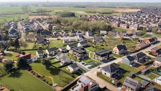Ruime en energiezuinige nieuwbouwwoning op een zuidelijk georiënteerd perceel van 259m2. Op het gelijkvloers is een inkom met gastentoilet, een wasplaats/berging, en een open leefruimte. Op de eerste verdieping bevinden zich 3 slaapkamers en een badkamer met bad + inloopdouche + toilet. De zolder is toegankelijk met een vaste trap waardoor hier ook nog een vierde slaapkamer kan gemaakt worden. De vermelde prijs is inclusief ALL-IN afwerking. De interieurafwerking is 100% op maat! De keuken, vloeren, badkamer,.... het kan allemaal vrij gekozen worden. Standaard is de woning sowieso voorzien van alle moderne technieken zoals een warmtepomp en vloerverwarming op het gelijkvloers +1e verdieping. De woning wordt gebouwd in een nieuwe residentiële verkaveling met 11 woningen en 2 meergezinswoningen. Het residentiële project vormt een architecturaal geheel met optimaal ingedeelde wooneenheden en verschillende groen- en speelzones. Kom jij hier binnenkort thuis? Contacteer onze bouwadviseur Ewout voor meer informatie: 0497 588 888 - contact@huysmanbouw.be