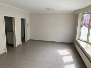 <p>Dit gezellige 1-slaapkamerappartement bevindt zich in Residentie Maya en geniet van een uitstekende ligging nabij het centrum van Wetteren, met winkels, openbaar vervoer, scholen en andere voorzieningen op korte afstand.</p><p></p><p>Het appartement beschikt over een lichtrijke woonkamer, een praktische indeling en is ideaal voor alleenstaanden of koppels die op zoek zijn naar een aangename woonst op een centrale locatie. Dankzij het gunstige EPC-label B woont u hier bovendien comfortabel en energiezuinig.</p><p></p><p>De huurprijs bedraagt € 715 per maand, aangevuld met € 30 gemeenschappelijke kosten. </p><p></p><p>Interesse? Contacteer Hanne voor meer informatie of een bezoek.</p>