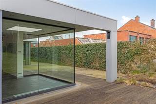 Au milieu d'une oasis de verdure, à proximité des principales voies d'accès et dans un quartier résidentiel recherché, peu fréquenté et...