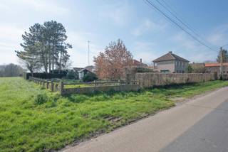 Bijzonder mooi gelegen bouwperceel van 9a00ca, geschikt voor open bebouwing te Mal. Deze rustige en groene deelgemeente van Tongeren geniet van een vlotte bereikbaarheid richting het centrum van de stad en de autostrade E313. Aan de linker- en achterzijde grenst het perceel aan agrarisch gebied waardoor het open karakter gevrijwaard blijft. Extra troef is de zuid-westelijke oriëntatie.<br /><br />Kenmerken van het perceel:<br /><br />- Oppervlakte: bouwperceel 9a00ca.<br />- Breedte: bouwperceel 20m + 10m perceel agrarisch gebied. <br />- Bouwbreedte 12m. <br />- Diepte: 30m. <br />- Bouwdiepte gelijkvloers 14m. <br />- Bouwdiepte verdieping 10m.