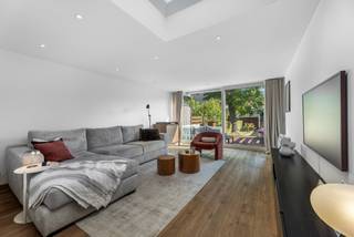Achter de gevel van deze karaktervolle rijwoning schuilt een erg gezellige gezinswoning. Met behoud van authentieke elementen, oog voor lichtinval en ruimte-optimalisatie werd deze woning zeer knap gerenoveerd.<br />Via de inkomhal betreed je de ruime keuken waar het een plezier is om te koken. Aansluitend kom je in de eetplaats, waarna je in de gezellige ruime zithoek terechtkomt, die via een groot schuifraam directe aansluiting vindt met de mooie tuin. Het betreft een grote stadstuin waar het heerlijk vertoeven is en de nodige privacy biedt.<br />Op het gelijkvloers bevindt zich tevens een praktische berging met aansluitingen voor wasmachine/droogkast, voorraadruimte en toegang tot de kelder. <br />Op de tussenverdieping bevindt zich de mooie en recent gerenoveerde badkamer met ligbad en douche. De eerste verdieping bestaat uit twee slaapkamers, waarvan één met dressing. <br />Op de bovenverdieping bevindt zich de master bedroom met knappe plafondhoogte.<br />De woning werd voorzien van airco alsook zonnepanelen dewelke mooie troeven zijn. Het energielabel A is met het oog op de toekomst en duurzaamheid een enorme plus.<br />Heb je interesse in deze gezinswoning? Laat de beelden voor zich spreken en contacteer ons voor een bezoek ter plaatse. info@covas.be // 016 40 60 20 // www.covas.be