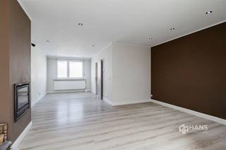<p><span>Ruime woning (186 m²) met 5 slaapkamers en tuin (270) m² in Schelle.</span></p><p><span>De ruime rijwoning is gelegen in de Pastorijstraat in Schelle, in een aangename woonomgeving nabij het centrum. Winkels, scholen, horeca en andere dagelijkse voorzieningen bevinden zich in de nabije omgeving. Ook het openbaar vervoer en belangrijke verbindingswegen zijn vlot bereikbaar, waardoor je van hieruit gemakkelijk richting Antwerpen en de omliggende gemeenten trekt. Tegelijk woon je op korte afstand van verschillende groene plekjes en wandelmogelijkheden.</span></p><p><span>De woning is voorzien van dubbele PVC-beglazing, beschikt over handmatige rolluiken en wordt verwarmd op gas. Daarnaast beschikt ze over een kelder die voor extra bergruimte zorgt. Een absolute troef is de ruime noordoostelijk georiënteerde tuin van maar liefst 270 m².</span></p><p><span>Op het gelijkvloers kom je binnen via de inkom-/traphal. De blikvanger van deze verdieping is zonder twijfel de royale leefruimte met open leefkeuken van maar liefst 68 m², die van voor- tot achteraan doorloopt. De keuken vormt het centrale hart van de ruimte en zorgt voor een natuurlijke verbinding tussen het zit- en eetgedeelte. Achteraan bevinden zich nog een aparte praktische berging/wasplaats en gastentoilet.</span></p><p><span>De eerste verdieping telt drie slaapkamers van 8 m², 3 m² en 17 m². De ruime badkamer van 11 m² is uitgerust met een hoekbad, dubbele lavabo, toilet en douche.</span></p><p><span>Nog een verdieping hoger bevinden zich twee bijkomende slaapkamers van 11 m² en 10 m². Daarnaast krijg je hier een verrassende open ruimte van 19 m², die dankzij haar open karakter en natuurlijke lichtinval tal van mogelijkheden biedt. Denk aan een bureau, speelruimte, hobbyhoek of gezellige leesplek.</span></p><p><span>Ben je op zoek naar een ruime gezinswoning met 5 slaapkamers en een waaier aan mogelijkheden? Maak snel je afspraak en ontdek zelf hoeveel ruimte deze woning te bieden heeft</span></p><p><span>Bewoonbare opp. 186 m² ref.: bruto vloeropp. EPC. Voor meer info of een gratis schatting surf naar www.hansimmo.be</span></p><p><span> </span></p>