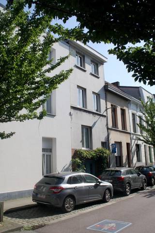 Lichtrijke woning op toplocatie.<br /><br />In hartje Borgerhout vlakbij van het bruisende Krugerplein vind je deze charmante bel-étagewoning.<br /><br />Je stapt binnen via een ruime, lichtrijke charmante inkomhal. De prachtige Portugese tegels zijn nieuw maar zorgen voor authenticiteit.<br /><br />Op de benedenverdieping tref je de eerste ruimte aan, te gebruiken als slaapkamer of als bureau, ideaal voor wie thuis werkt of een eigen rusthoekje zoekt, en achteraan een handig toilet.<br /><br />Op de de eerste verdieping bevindt zich de lichte, open woonruimte met hoge plafond en een nieuwe eikenparket dat de ruimte een warme uitstraling geeft. Een praktische kleine keuken en een gezellig terrasje maken het compleet. Klein, maar o zo gezellig.<br /><br />Op de tweede verdieping wacht je een badkamer om verliefd op te worden: een douche omringd door Parijse tegels, veel licht en kleur, een dagelijkse dosis joie de vivre. De bovenste slaapkamer is ruim en biedt het mooiste einde van de dag: vanuit je raam zie je de zon langzaam ondergaan.<br /><br />De woning beschikt ook over een garage, een luxe in deze bruisende stadswijk.<br />En de buurt? Borgerhout op zijn best! Ontspanning op het Krugerplein en in Bar Leon, cultuur in De Roma en Trix, en op wandelafstand van het heerlijke Rivierenhof.<br /><br />Het huisje werd volledig gerenoveerd in 2014, en wacht nu op een nieuwe eigenaar voor het volgende hoofdstuk..<br /><br />Info of bezoekje ? Contacteer Dennis : dennisdellaert@skynet.be<br />Kijkdagen: vr 26/06, za 27/06, zo 28/06, vr 03/07, za 04/07. Geef een seintje als een van deze data je niet past.<br />