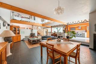 Deze ruime loft van ongeveer 400 m², gelegen in het hart van het dorp Dottignies, biedt veel ruimte en ruime mogelijkheden om naar eigen smaak in te richten.De begane grond bestaat uit een ruime hal, een woonruimte, een ingerichte keuken, een badkamer, een apart toilet en een aparte wasruimte.Op de bovenverdieping vindt u een hal op de mezzanine, twee slaapkamers en een ontspanningsruimte. De hoofdslaapkamer beschikt over een inloopkast, een ruimte die kan worden ingericht als kantoor en toegang tot een buitenterras. Er is ook de mogelijkheid om hier een eigen badkamer te creëren, zodat een echte oudersuite ontstaat. De loft is onder meer voorzien van PVC-kozijnen met dubbele beglazing, centrale verwarming op gas op de bovenverdieping en vloerverwarming op de begane grond. Verder is het voorzien van zonnepanelen, een boiler van 300 liter, een elektrische installatie die aan de voorschriften voldoet, een artesische put, een nieuw dak en dakconstructie, evenals een alarmsysteem en een videofoon.Sommige ruimtes moeten nog worden afgewerkt, waardoor toekomstige bewoners de mogelijkheid hebben om de woning naar eigen wens en behoefte in te richten.Een bijzondere en ruime loft met talrijke inrichtingsmogelijkheden in een centrale omgeving.