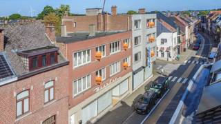 Een uitstekend gelegen, gerieflijk appartement van ca. 94m² met oa. 2 slaapkamers,<br />kelder en mogelijkheid tot aanschaf van een autostaanplaats. <br /><br />Op de tweede verdieping: hal met toilet, keuken met terras, gezellige woonkamer, 2 ruime <br />slaapkamers (11.78 / 15.62m²), douchekamer (douche + wastafel); <br />Verder: kelder + fietsenberging. Mogelijkheid tot aanschaf autostaanplaats.<br /><br />Buitenschrijnwerk aluminium enkel glas - Centrale verwarming op aardgas<br />EPC: label F<br />Kadastraal inkomen: nog te bepalen<br />Stedenbouwkundige inlichtingen aanwezig op kantoor.