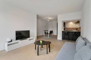 Dit moderne appartement is gelegen op de vierde verdieping van residentie Rijnpoort. Het appartement beschikt over twee slaapkamers, een prachtige open keuken, een berging, een terras, een autostaanplaats, een fietenberging én een toplocatie!<br /><br />Met zijn 82 m² biedt dit appartement meer dan genoeg ruimte om je een aangenaam wooncomfort te bieden. De keuken is voorzien van alle hedendaagse apparatuur van Siemens. De was- en droogmachine kunnen in de aparte berging worden geplaatst. Het zonovergoten terras (8 m²) is ideaal voor ontspannen momenten en gezellige diners in de buitenlucht. De gemeenschappelijke binnenkoer biedt een oase van groen en rust midden in de stad, terwijl de gemeenschappelijke fietsenberging en ondergrondse autostaanplaats (met laadvoorziening!) zorgen voor ultiem gemak. <br /><br />Beschikbaar vanaf 1/08/2026.<br /><br />€100 gemeenschappelijke kosten incl. privatief verbruik verwarming via tussenmeter.<br /><br />Interesse? info@neonvastgoed.be of 03/336.88.88