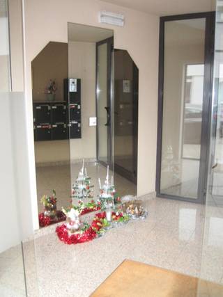 Dit energiezuinig appartement, bestaande uit inkom, berging, woonkamer, keuken, afzonderlijk toilet, slaapkamer en badkamer, heeft een bijzonder ruime indeling en is uitstekend onderhouden (én net geschilderd). <br /><br />De woonkamer is lichtrijk en ruim en de praktische keuken sluit goed aan op de leefruimte.<br />Eveneens een afzonderlijke berging aanwezig. <br />De grote slaapkamer biedt voldoende ruimte voor een groot bed, een kledingkast, ... . <br />De badkamer (met sierradiator) is voorzien van een dubbele lavabo en ligbad. <br /><br />Daarnaast beschikt het appartement over één parkeerplaats en een gemeenschappelijke fietsenstalling/opbergruimte wat tevens inbegrepen is in de prijs. <br /><br />Het appartement is gelegen in Oudenaarde, op de hoek van de Fortstraat en de Groenstraat. <br />U bevindt zich op loopafstand van winkels, restaurants en openbaar vervoer. <br />Extra pluspunt: stad Oudenaarde op wandelafstand!<br /><br />Provisie maandelijkse kosten: 10 euro