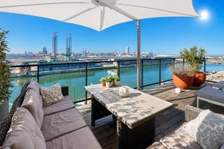 Bienvenue dans cet appartement d'exception, situé dans le quartier très prisé d'Oosteroever, où un cadre de vie exclusif s'allie harmonieusement au calme, au luxe et à des vues imprenables. Cet appartement raffiné se trouve dans une résidence récente datant de 2016 et respire l'élégance contemporaine. L'architecture moderne s'allie à des matériaux haut de gamme et à des finitions chaleureuses, tandis que son emplacement unique offre des vues à couper le souffle sur la mer, les dunes et la silhouette d'Ostende. L'emplacement est sans conteste un atout majeur. Oosteroever est réputé pour son ambiance animée, ses établissements horeca élégants, ses nombreuses possibilités de shopping et son atmosphère portuaire authentique. De plus, le bac vers le centre-ville se trouve à quelques pas, ce qui vous permet de rejoindre le centre-ville d'Ostende en à peine deux minutes. En voiture, vous y êtes en seulement cinq minutes.<br /><br />Agencement :<br />Vous accédez à ce spacieux appartement par le hall d'entrée, qui comprend un vestiaire, des toilettes séparées pour les invités et un grand débarras. Le salon lumineux, associé à la cuisine ouverte, constitue le cœur de l'appartement et offre un accès direct à l'agréable terrasse, idéale pour se détendre ou recevoir des invités. Les deux chambres à coucher disposent chacune d'une salle de bains privative, ce qui garantit intimité et confort luxueux. Un sauna est également disponible. À l'arrière se trouve une terrasse supplémentaire, un endroit calme pour profiter de la vie en plein air en toute intimité. Enfin, la troisième pièce/pièce polyvalente offre de nombreuses possibilités et peut être aménagée à votre guise en bureau ou en chambre d'amis. Cet appartement à l'agencement bien pensé allie luxe, fonctionnalité et confort de vie.<br /><br />Un local à vélos commun est disponible et un débarras en sous-sol est inclus.<br />Possibilité d'acheter deux places de garage.<br />Extrait urbanistique et registre des mesures en cours de demande<br /><br />N'hésitez pas à nous contacter pour plus d'informations : tél. : 050 62 44 14 ou via knokke@immax.be