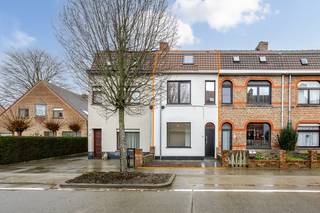 In de leuke Benedictijnenstraat, op fietsafstand van Brugge en het station maar ook nabij de kinderboerderij en AZ Sint-Lucas, vinden we deze TOTAAL GERENOVEERDE WONING! De voortuin begeleidt ons naar de voordeur, vooraan is er een handige (fiets)berging/wasplaats, gastentoilet in de inkom en uitgestrekte leefruimte met open ingerichte keuken en extra berging. Boven er is een grote badkamer met inloopdouche en ligbad, 2<sup>de</sup> toilet en DRIE VOLWAARDIGE SLAAPKAMERS. Nieuw aangelegd TERRAS en aangename TUIN, volledig omheind. Alles is vernieuwd, leidingen, daken, vloeren & voorzien van ZONNEPANELEN. Hier kan je direct verhuizen! EPC 148 kWh/m² UC3424349 LABEL B. De vermelde prijs is een startprijs.<br />