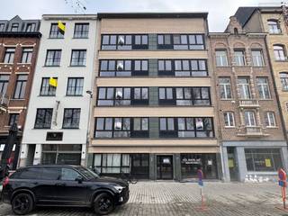 Wonen aan het groen én vlak bij de stad? Dit stijlvol gerenoveerd 1-slaapkamerappartement op een toplocatie aan de Vlaamsekaai 66-67 biedt het...