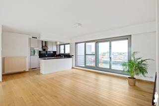 <strong>Prachtig penthouse appartement met kwalitatieve afwerking, 2 slaapkamers en twee ruime terrassen </strong><br /><br />In het centrum van Boom vinden we dit gezellige <strong>penthouseappartement </strong>op de 4e verdieping. Het gebouw dateert uit 2006 en biedt alle <strong>hedendaagse comfort</strong>. <br />Het <strong>energiezuinig </strong>appartement is volledig <strong>instapklaar </strong>en geniet van bijzonder veel <strong>natuurlijke lichtinval</strong>. Een absolute troef zijn de twee ruime terrassen, waar u geniet van voldoende privacy. <br /><br /><strong>Algemeen:</strong><br />- Energiezuinig ; EPC B<br />- Bewoonbare oppervlakte: ca. 131 m²<br />- Kwaliteitsvolle materialen<br />- Airco aanwezig <br />- 2 ruime slaapkamers, beide met een dressing (3e mogelijk) <br />- Vernieuwde badkamer<br />- Prachtige open leefruimte met bijzonder veel lichtinval<br />- Parketvloeren doorheen het hele appartement<br />- Twee terrassen, ca. 25 m² en 8 m²<br />- Optimale lichtinval dankzij vele raampartijen<br />- Volledige privacy<br />- Mogelijkheid voor het bijkopen van een dubbele garagebox <br /><br /><strong>Technische kenmerken:</strong><br />- Bouwjaar: 2006<br />- EPC B: 197 kWh/m²jaar<br />- Parketvloeren<br />- Volle houten deuren <br />- Badkamer gemoderniseerd <br />- EK conform<br />- Condenserende CV ketel <br />- Airco in de leefruimte en slaapkamers <br />- Lage gemeenschappelijke kosten <br /><br /><strong>Indeling (ca. 131 m²): </strong><br />- Privé inkom op de 4e verdieping <br />- Ruime leefruimte met open keuken<br />- Volledig geïnstalleerde keuken met marmeren keukenblad, (oven, vitro-keramisch fornuis en afwasmachine), voldoende werkplaats en kasten<br />- Berging/wasplaats<br />- Vanuit de leefruimte toegang naar de beide terrassen<br />- 2 volwaardige slaapkamers (13 m² en 12 m²), waarvan een direct toegang heeft naar een terras<br />- 2 dressings aanwezig, mogelijk nog een 3e slaapkamer<br />- Badkamer, recent vernieuwd met modern dubbel wasmeubel, douche en ligbad<br />- Apart toilet<br /><br /><strong>Onmiddellijke omgeving:</strong><br />- Zeer vlotte bereikbaarheid naar Antwerpen en Brussel (A12 en E19)<br />- Scholen, winkels, openbaar vervoer op fiets- en wandelafstand<br />- Nabij centrum het centrum van Boom-Niel-Rumst<br />- Recreatiedomein De Schorre is vlakbij <br /><br />Voor meer informatie kan u terecht op www.deboerenpartners.be.