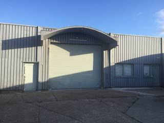 - ca. 840m² magazijn- ca. 250m² kantoor- ca. 1.500m² verhard terrein- verhard terrein is omheind- op 200m² van de A12- beschikbaar : onmiddelijk-...