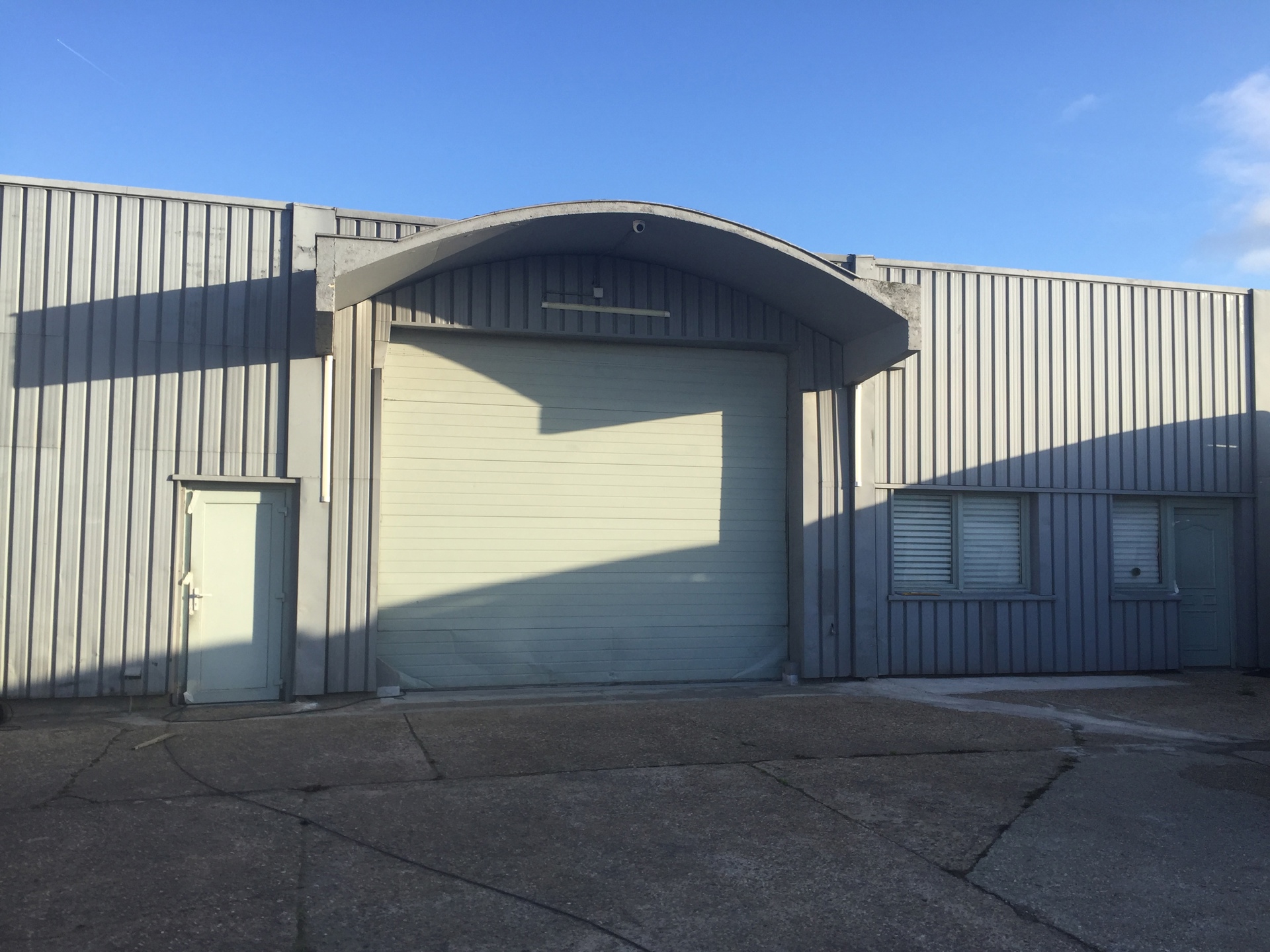 Magazijn met verhard en omheind terrein te huur. - foto 3