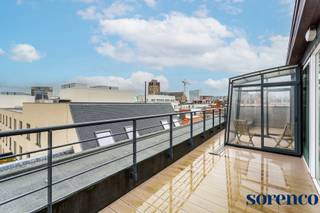 <strong>Ruim duplex dakappartement ca. 170m² met panoramisch zonneterras ca. 50m² en open uitzicht gelegen op absolute toplocatie in het centrum van Antwerpen aan de Handelsbeurs, de Boerentoren, op wandelafstand van de Meir, Huidevetterstraat, Wilde Zee, openbaar vervoer, scholen, tal van trendy winkels en restaurants. <br /><br />Er is een kelder inbegrepen. </strong><br /><br /><span><strong>INDELING:</strong></span><br />INKOMHAL op parket met vestiaire en apart gastentoilet met handenwasser<br />Ruime LEEFRUIMTE ca. 6,5m x 6,8m op parket aansluitend de open ingerichte landelijke KEUKEN ca. 3,23m x 3,27m voorzien van opbergkasten, ontbijthoek en toestellen: 1,5 spoelbak, gasvuur (5-spits), dampkap, afwasmachine, oven, ijskast en vriesvak.<br /><br />Op deze verdieping heeft u 2 SLAAPKAMERS ca. 3,6m x 2,71m en ca. 3,91m x 3,4m waarvan één met een ingemaakte kastenwand, Ingerichte BADKAMER voorzien van een ligbad met douchemogelijkheid, dubbele lavabo in een meubel, handdoekdroger. De aansluitingen voor wasmachine en droogkast zijn hier voorzien en discreet weggewerkt. <br /><br />De glazen design trap geeft u toegang tot de bovenverdieping. Hier heeft u een open polyvalente ruimte ca. 43m² thans ingericht als tv-, zithoek met aparte bureauruimte voorzien van ingemaakte kasten. Deze ruimte kan ingedeeld worden naar een extra slaapkamer met dressing indien gewenst. Verder is er ook een DOUCHEKAMER met douche, lavabo, handdoekdroger en een toilet op deze verdieping.<br /><br />Heerlijk genieten kan u op het zonnig DAKTTERAS ca. 50m² met open uitzicht. <br /><br />Op het gelijkvloers bevindt zich een bureauruimte/studio van ca. 25m² met een vrije hoogte van 3,1m en een apart toilet, deze is apart aan te kopen. <br /><br />Verder is er een kelder inbegrepen. U heeft de mogelijkheid om twee staanplaatsen apart aan te kopen. <br /><br /><span><strong>BIJZONDERHEDEN</strong></span><br />* Lichtrijke duplex penthouse/dakappartement ca 170m² met dakterras<br />* Een aparte studio/ bureauruimte op het gelijkvloers apart te koop<br />* Kelder inbegrepen. <br />* Afgesloten buitenstaanplaats en een extra overdekte autostaanplaats is apart te koop <br />* Gelegen op toplocatie in het centrum van Antwerpen <br />* U geniet van magnifieke uitzichten op de Kathedraal, de Handelsbeurs en andere iconische gebouwen <br />* Uitstekend EPC 134kWh/m², HR-glas, individuele ketel, videofoon, conforme keuring