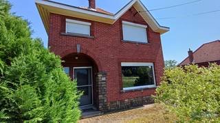 Degelijke woning met 3 slaapkamers, garage, ruime living en multifunctionele ruimte met aparte ingang.<br /><br />Mooi uitzicht aan de straatkant.<br /><br />Deze woning is gelegen in Schoonderbuken wat een deelgemeente is van Scherpenheuvel-Zichem.<br /><br />Oprit van de E413 op 10 minuten en op 5 minuten van het dorpscentrum.<br /><br />De woning kan wat opfriswerk gebruiken en er is geen zolderisolatie.<br /><br />Al de ramen en deuren zijn reeds in PVC met dubbel glas en hebben rolluiken.<br /><br />De keuken is een Kovera keuken en is in zeer goede staat van onderhoud.