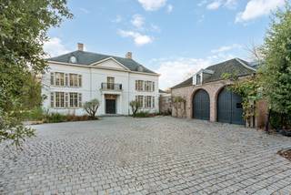 Belle villa entièrement rénovée Vlassak Verhulst avec piscine, espace bien-être et orangerie sur environ 6 629 m² à 's-GravenwezelAu cœur du Hof ter...