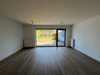 Deze woning is gelegen in een rustige verkaveling nabij het centrum van Deinze. <br />Winkels, openbaar vervoer, scholen, ... in de onmiddellijke omgeving, én een vlotte verbinding naar belangrijke invalswegen.<br /><br />De woning omvat op het gelijkvloers een inkomhal met gastentoilet, ruime leefruimte met zicht op tuin met aangelegd terras, volledig ingerichte keuken, bureel en berging. <br />De verdieping omvat een nachthal met afz. toilet, 2 slaapkamers die toegang bieden tot een zonnig terras en 2 (slaap)kamers aan de voorzijde. Er is tevens ook nog een badkamer met ligbad en dubbele lavabo.<br /><br />Ondergrondse staanplaats (nr. 92) inbegrepen.