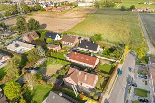<p>Deze<strong> ruime woning</strong> aan de Elegastlaan in Izegem heeft een <strong>uiterst rustige ligging</strong> met weinig tot geen doorgaand verkeer. Wanneer je de straat uit rijdt, kom je terecht in een<strong> landelijke omgeving</strong>. Toch bevindt de woning zich vlakbij het centrum van Izegem en vlakbij <strong>belangrijke invalswegen</strong>.<br /><br />De woning beschikt over een bewoonbare oppervlakte van 212 m² en is gelegen op een <strong>perceel van 936 m²</strong>. <br /><br />De woning omvat op het gelijkvloers een lichtrijke woonkamer, een ruime keuken, twee slaapkamers en een badkamer. Daarnaast zijn er een kelder en zolder, waar je extra bergruimte hebt en waar je zeker 3 slaapkamers kan bij creëren. Tenslotte is er nog een zeer ruime garage. <br />Kortom, <strong>mogelijkheid tot 5 slaapkamers</strong>! <br /><br />De woning werd gebouwd in 1984 en biedt heel wat mogelijkheden om ze naar eigen smaak te moderniseren. <strong>Het ruime perceel en de groene omgeving</strong> maken dit een interessante woning voor wie op zoek is naar ruimte, comfort en potentieel.<br /><br />Deze woning valt onder de renovatieplicht. <br /><br />Interesse? Neem contact met ons op voor meer informatie of een bezichtiging.</p>
