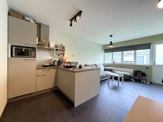 Deze aangename woning is gelegen in een kleinschalig en rustig woonerf, op een uitstekende locatie nabij het station Gent-Sint-Pieters en het UZ Gent.<br />Dankzij de vlotte verbinding naar de E17 en E40 geniet u bovendien van een optimale bereikbaarheid.<br /><br />De woning beschikt over een aangename leefruimte met een volledig ingerichte open keuken, voorzien van onder andere een kookplaat, combi-oven, dampkap en koelkast. Op het gelijkvloers bevindt zich tevens de badkamer, uitgerust met een lavabomeubel, toilet, douche en aansluiting voor een wasmachine.<br /><br />Op de verdieping zijn er twee slaapkamers aanwezig.<br /><br />Voor de woning bevindt zich een gezellig aangelegd terras met picknicktafel, waar u in alle rust van het buitenleven kunt genieten.<br />Daarnaast is er voldoende ruimte voorzien voor het stallen van fietsen.<br /><br />Extra troeven:
<ul>
	<li>Rustige ligging in een autoluw woonerf;</li>
	<li>Nabij Sint-Pietersstation en UZ Gent;</li>
	<li>Vlotte verbinding naar E17 en E40;</li>
	<li>Aangelegd terras met picknicktafel;</li>
	<li>Fietsenstalling;</li>
	<li>Centrale verwarming op aardgas;</li>
	<li>EPC-label B – 124 kWh/m² jaar.</li>
</ul>
Richtprijs van 299.000 €.<br /><br />Een ideale woning voor wie rustig wil wonen op een centrale locatie. Absoluut een bezoek waard!