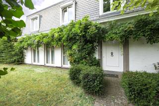 <p>De ruime inkomhal heet je welkom met een vestiaire en apart gastentoilet. En vanaf daar ontvouwt de woning, met zijn 338m2 bewoonbare oppervlakte, zich stukje bij beetje.<br />Eerst is er die indrukwekkende leefruimte.<br />Groot? Zonder twijfel. Maar vooral warm dankzij de prachtige visgraatparket, het daglicht en het zicht op de groene tuin.</p>
<p>De woonkamer in L-vorm vloeit bovendien mooi over in een gezellige zithoek. Ideaal voor een rustige filmavond, een goed boek of gewoon om even weg te kruipen terwijl de rest van het gezin nog gezellig napraat aan tafel.</p>
<p>De keuken ligt apart, en dat is hier alleen maar een troef. Ze is ruim, stijlvol en duidelijk ontworpen om echt in te leven. Terwijl de ene staat te koken aan het royale kookeiland, schuiven de anderen al aan tafel om huiswerk te maken, of eerder om een glaasje te drinken, een babbeltje te doen,... Dankzij de grote raampartijen en het zicht op het groen voelt deze ruimte licht en uitnodigend aan. Een plek waar ontbijt op zondag moeiteloos overgaat in een lange koffieklets<br />Achter de keuken wacht nog een verrassend handige extra ruimte. Vandaag doet ze dienst als speelkamer, maar dankzij de aparte douche en lavabo is ze goud waard voor actieve gezinnen. Modderige scoutschoenen, een voetbaltraining of een namiddag ravotten in de tuin? Even afspoelen en pas daarna het huis in. Natuurlijk leent deze ruimte zich evengoed perfect als bijkeuken, hobbyruimte of praktische berging.</p>
<p>En zodra de zon zich laat zien, verhuis je naar...buiten.<br />De tuin rondom de woning biedt precies wat je hoopt te vinden bij een vrijstaande villa: rust, privacy en meer dan voldoende plaats voor lange zomeravonden, spelende kinderen en een comfortable lounge.</p>
<p>Op de eerste verdieping wachten vier bijzonder ruime slaapkamers en twee volwaardige badkamers.</p>
<p>De master bedroom verdient daarbij een apart hoofdstuk.<br />Hier voelt wakker worden een beetje alsof je in een boetiekhotel verblijft. Een royale dressing met ingemaakte kasten zorgt voor alle comfort, terwijl de ensuite badkamer met ligbad, inloopdouche, een eigen toilet en warme afwerking heerlijke hamam-vibes oproept.</p>
<p>De overige slaapkamers zijn stuk voor stuk volwaardige kamers waar kinderen of gasten zich onmiddellijk thuis voelen.<br />Op de ruime overloop werd bovendien een stijlvolle thuiswerkplek gecreëerd. Dankzij de vide en de lichtinval voelt dit allesbehalve aan als een verloren hoekje, maar eerder als een praktisch en sfeervol plekje.</p>
<p>De woning werd stijlvol gerenoveerd, beschikt over een garage met laadpaal, een ruime zolder en een degelijke betonnen constructie. De vele ingemaakte kasten zorgen ervoor dat ook het dagelijkse leven hier bijzonder comfortabel verloopt.</p>
<p>En dan is er natuurlijk nog de ligging.<br />Elsdonk behoort al jarenlang tot de meest gegeerde woonbuurten van Wilrijk. Rustig, groen en residentieel, maar tegelijk verrassend dichtbij scholen, winkels, sportclubs en belangrijke invalswegen. En deze villa? Die ligt ook nog eens in een<strong> </strong>gezellige doodlopende straat. Een straat waar auto's eerder uitzondering dan regel zijn en kinderen buiten spelen. Een klein detail misschien... maar eentje dat je elke dag opnieuw weet te appreciëren.</p>
<p>Troeven:<br />- Vrijstaande villa op een mooi perceel (727m2)<br />- Gelegen in het gegeerde Elsdonk<br />- Stijlvol gerenoveerd<br />- Prachtige visgraatparket<br />- Zeer ruime leefruimte<br />- Mooie leefkeuken<br />- Luxueuze master met dressing en ensuite badkamer<br />- Garage met laadpaal<br />- Betonnen constructie<br />- Mooie tuin rondom de woning<br />- Ingemaakte kasten<br />- Ruime zolder<br /><br />Wg, Gvkr, Vv, Gmo, Geen overstromingsgevoelig gebied, geen worg</p>