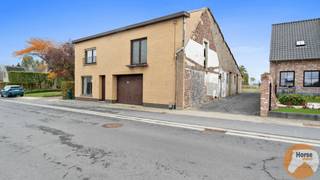 BEZOEKDAG VRIJDAG 19/12 VAN 15u00 TOT 17u00 (OP AFSPRAAK!)KNESSELARE - Rustig gelegen eigendom met potentieel op perceel van 19 areDeze eigendom is...