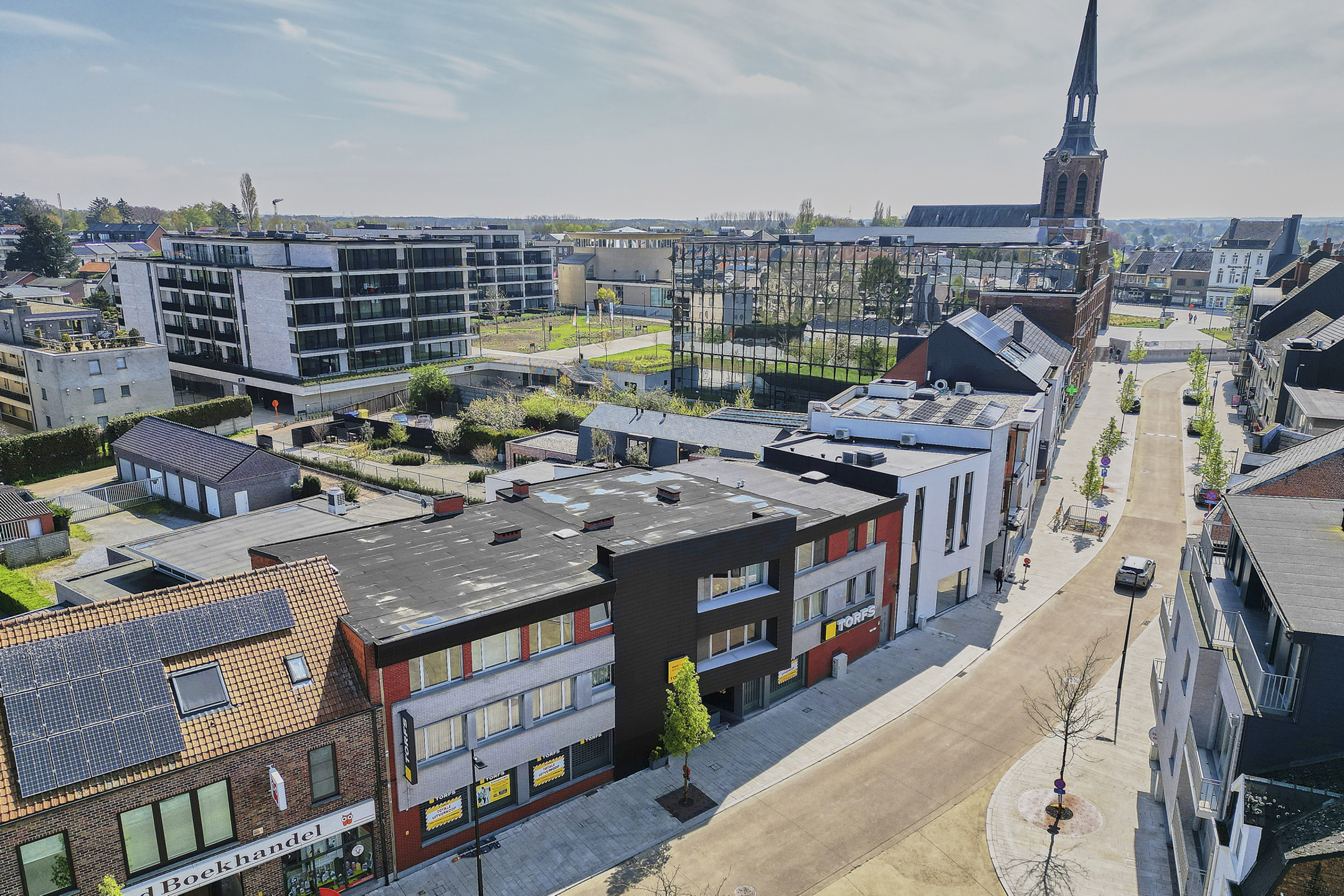 Handelsgelijkvloers met 6 bovenliggende appartementen - foto 1